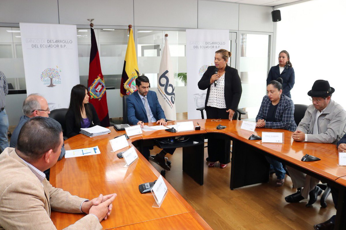 Por más de USD 17.5 M el #BDE realiza la firma de financiamiento para el mejoramiento de la red vial rural y la construcción de espacios de recreación deportiva y esparcimiento en la provincia de Orellana.

!En el #BDE pasamos de la B de Banco a la D de Desarrollo!