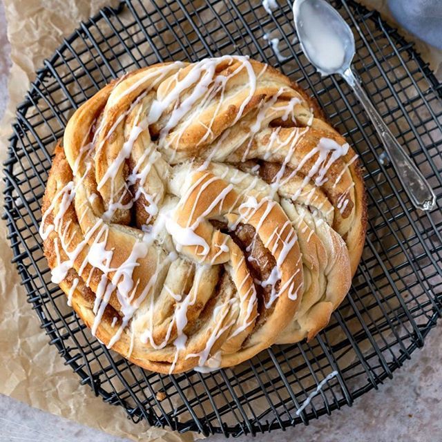 kateuhldean's tweet image. This braided cinnamon bread is delicious (and secretly so easy to make)! #cinnamonbread #homemade #bake #scratch #foodstagram #foodie #ihearteating #dessert #breakfast #feedfeed #christmasbaking #recipe #bread #breadmaking #cinnamon #bakingfun #instayum … ift.tt/2zUJDxD