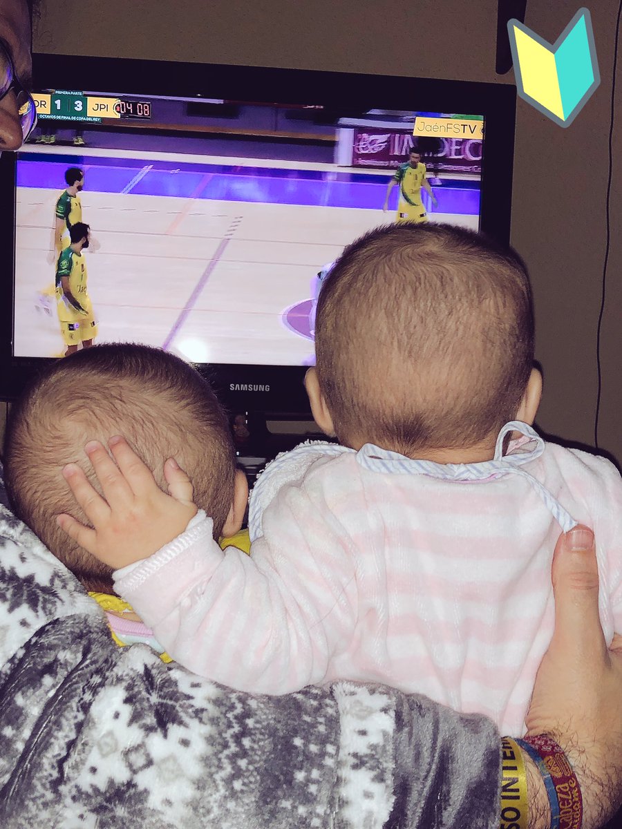 PEPLENDINEZ's tweet photo. Desde chicas ya saben lo que es sentir unos colores 🥰@JaenFS 💛💛👧🏻👧🏻💛💛 
#MareaAmarilla 
#jaen🏆👑 #aficionadasdecirazon #lasmellis https://t.co/gT1sEwwZ4F