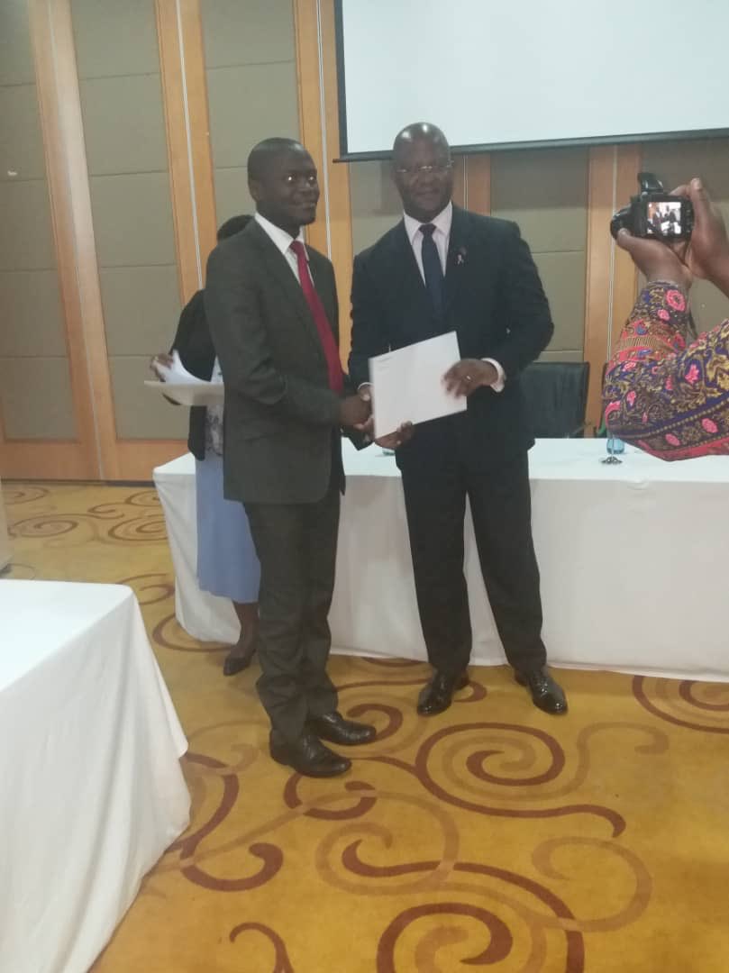 AAMuluzi's tweet photo. Great to be able to award some of the MoH team with certificates following their financial management and auditing training. Strengthening our ability to deliver more for less. @globalfund #malawihealth https://t.co/WMuezw8t5C