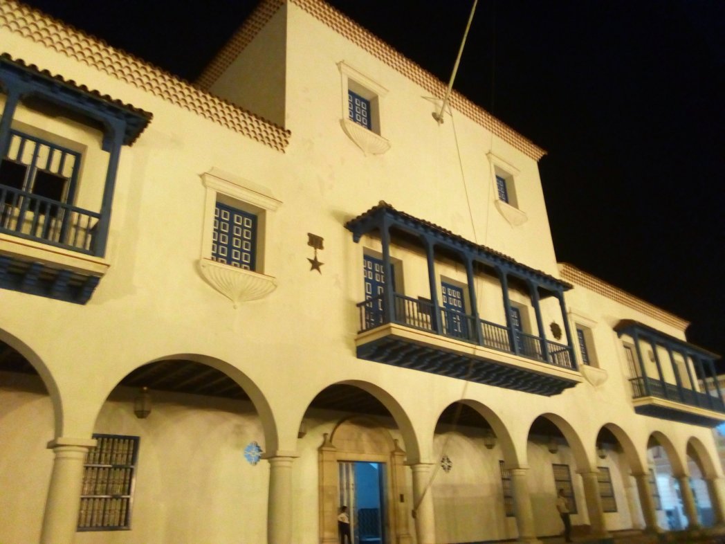 JosueHdezPozo's tweet photo. Se acerca el #PrimeroEnero y es imposible pasar por aquí y no pensar en él. Ya son casi #60Años 📆 q habló desde este balcón al pueblo y sigue pareciendo estar ahí, #barbudo, #seguro y #victorioso 🇨🇺. #FidelEntreNosotros ❤️#TrasTusPasos 👣. @EloyOliveros91 @IsraelCalderin https://t.co/PKdxXl9yTK