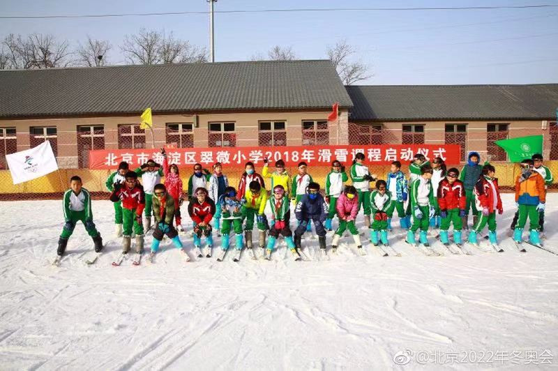 Beijing2022's tweet image. Beijing’s Cuiwei Primary School launched a programme for students to learn #skiing last week. As you can see, the first group of 5th and 6th graders to take to the slopes had tonnes of fun! #Beijing2022
