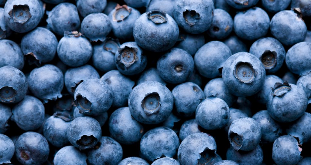 WebMD's tweet photo. Blueberries are more than just delicious -- their anthocyanins may protect against cancer, heart disease, and dementia, and boost your immune system! https://t.co/qc2z1VuGsw https://t.co/9YhZrpRKip