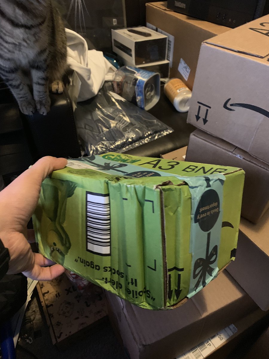 VB_FIT's tweet image. 2 hours over a $10.99 @OriginalFunko that @amazon @UPSHelp shipped and was received damaged (see pics) and I cannot get a return label to send back.  2 Phone calls, 3 chats, and all these tweets. @RipoffReport #ripoff #scam @JeffBezos #shippingissue