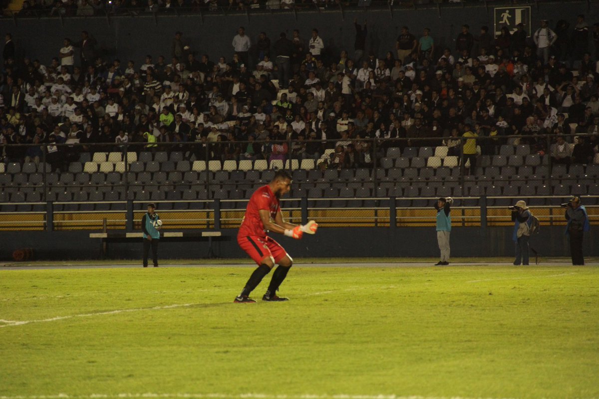 FredyHSoy502's tweet photo. #Apertura18 la celebración del portero de @CD_Guastatoya tras el segundo gol de su equipo frente a @CremasOficial
@soy_502 https://t.co/3W2KeZByEN