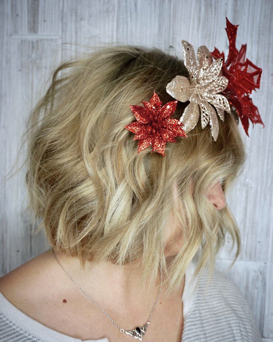 glammedbylou's tweet photo. “And her hair shined gold like the angel on my Christmas tree.”
•
What did you use to top your tree this year?! Comment below ⬇️⬇️⬇️
• @pulpriothair is the paint 🎨
#holidayslay #goldenblonde #blondeaf #faction8 #goldhair #blondebob #christmas #modernsalon #btc #americansalon https://t.co/13M57YQWZX