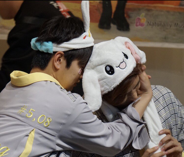 2080731 tweet picture
