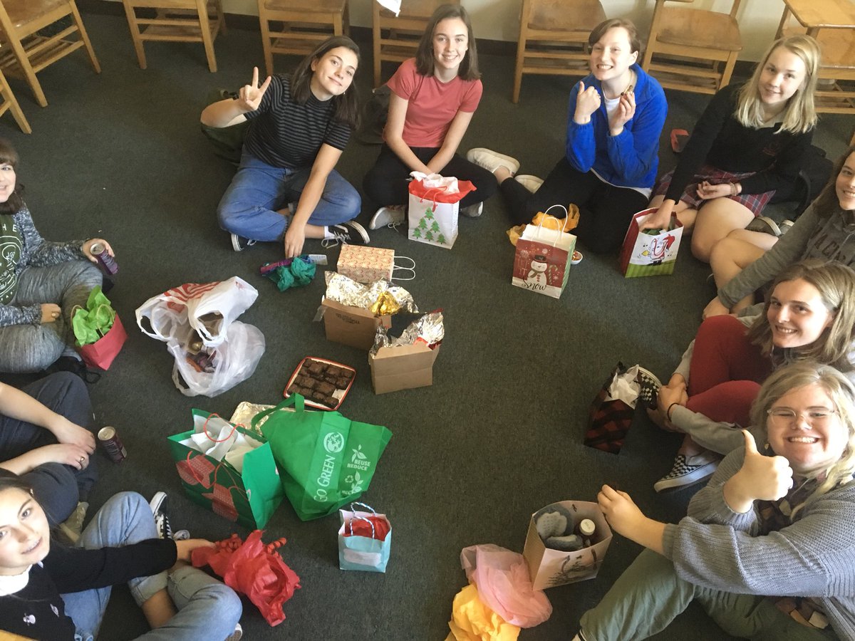 DA_Birdpost's tweet image. Happy holidays from the journalism staff!🎄🌟🤶 Be on the lookout for the December newspaper and broadcast coming soon!!