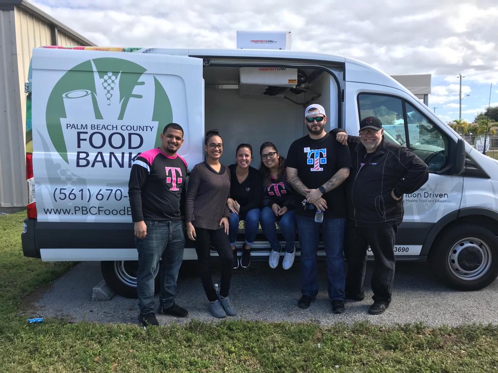 MParrales07's tweet photo. Spent our morning giving back today in the palm beach food bank! Such a great cause Thank you for having us!  #letsconnectmwc @MW_Connect  @jarcay1964  @BeatrizOruna https://t.co/ho990HFFhD