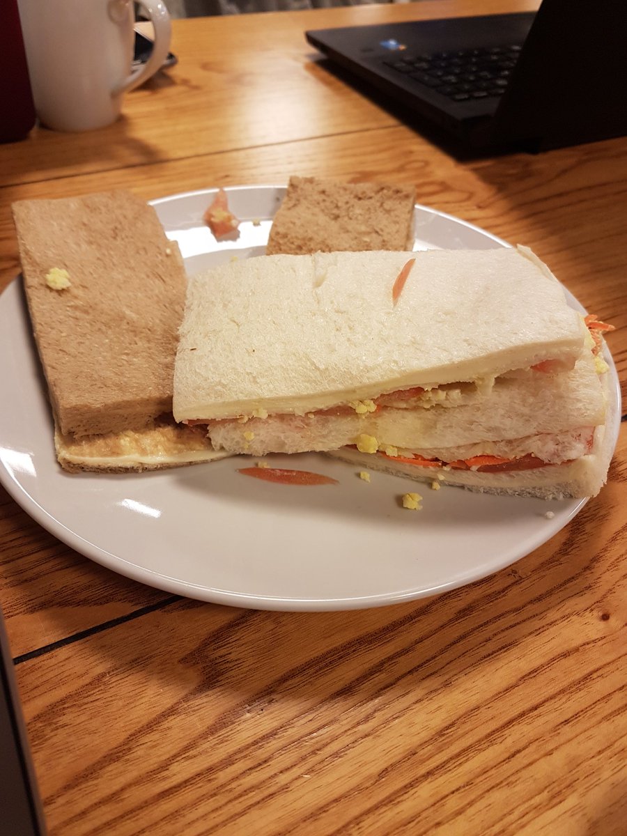 Arrancamos el hacklab con todo lo que una developer necesita: café, sanguchitos, stickers. Mil gracias <a href="/olxtecharg/">OLX Tech Hub Argentina</a> por el espacio 😊