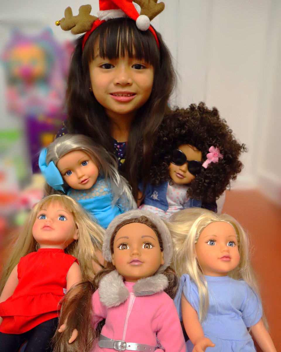 Check out Chelsy’s collection Designafriend dolls 💕💖💓💗 Don’t forget we have an awesome Top Toys for Christmas YT video which includes a Designafriend doll for one lucky winner!!! #designafriend #designafrienddoll #designafriendevent #dafvip #littleladyc