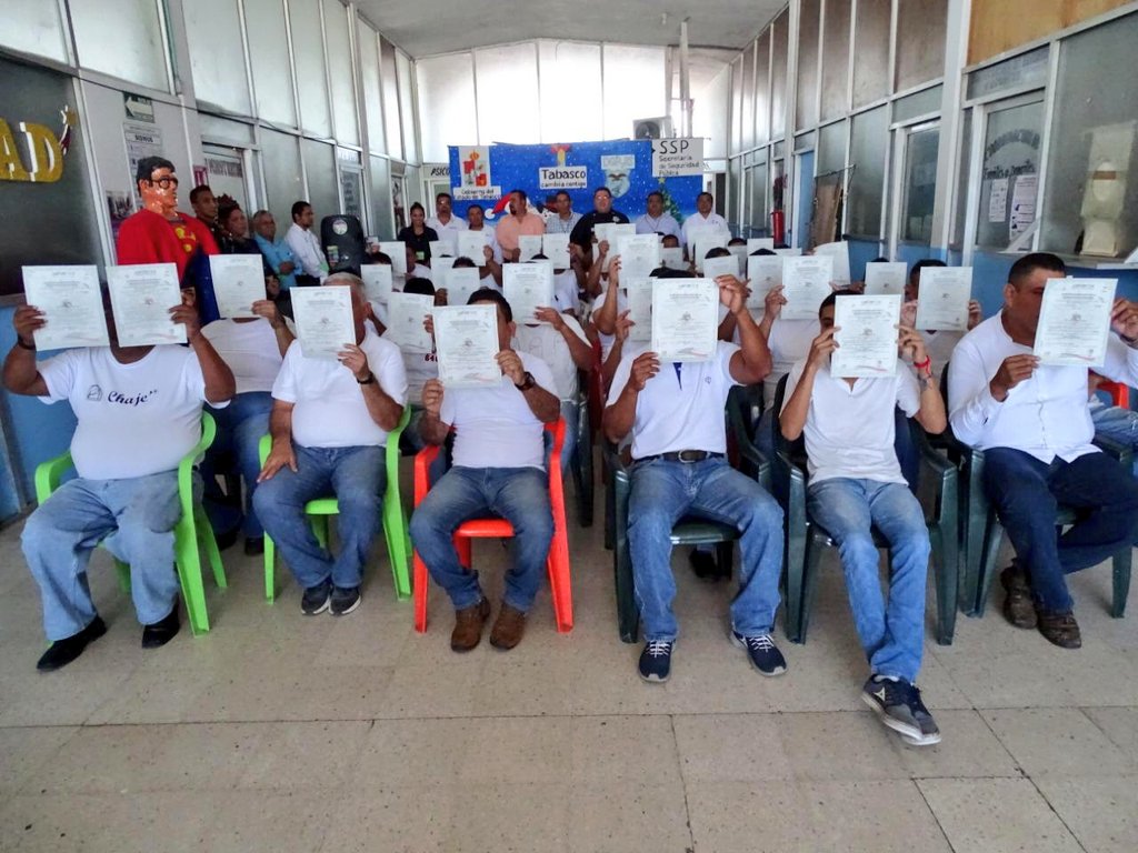 Arturo_MPulgar's tweet photo. #Entérate #Hoy la @SSPTabasco a través de la Dirección General del Sistema Penitenciario Estatal en coordinación con el @ifortab_ entregaron 54 constancias a internos del #Creset  quienes cursaron diversos talleres en beneficio de su capacitación Laboral.https://t.co/FONxXD4e22 https://t.co/82CTh00kgr