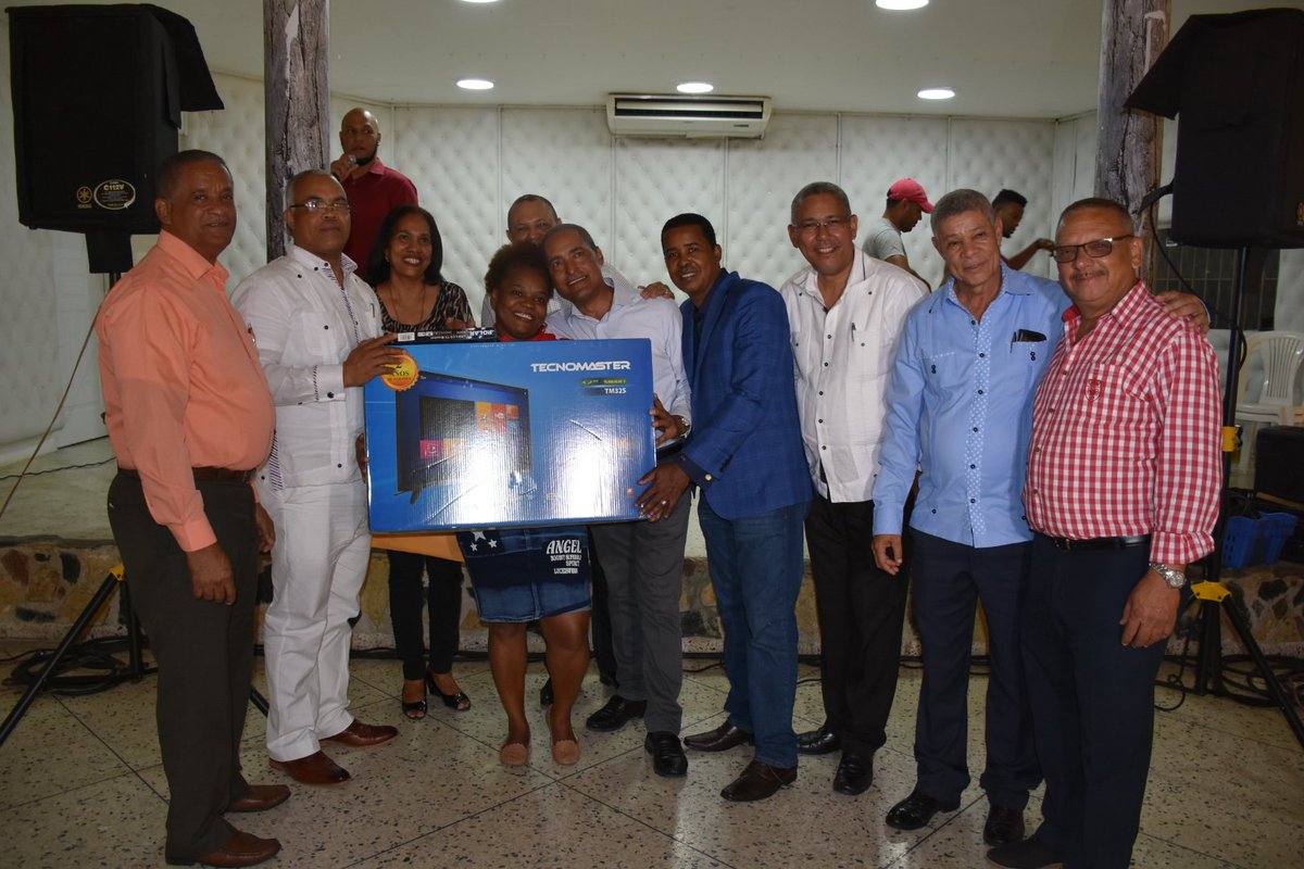 CodiaCentral's tweet photo. #CodiaCelebra #FiestaNavideña

La Junta Directiva Nacional 2018-2019, encabezada por nuestro Pte. Arq. @gomdis , entrega premios a sus colaboradores administrativos en la fiesta navideña. https://t.co/1vXvypopPp