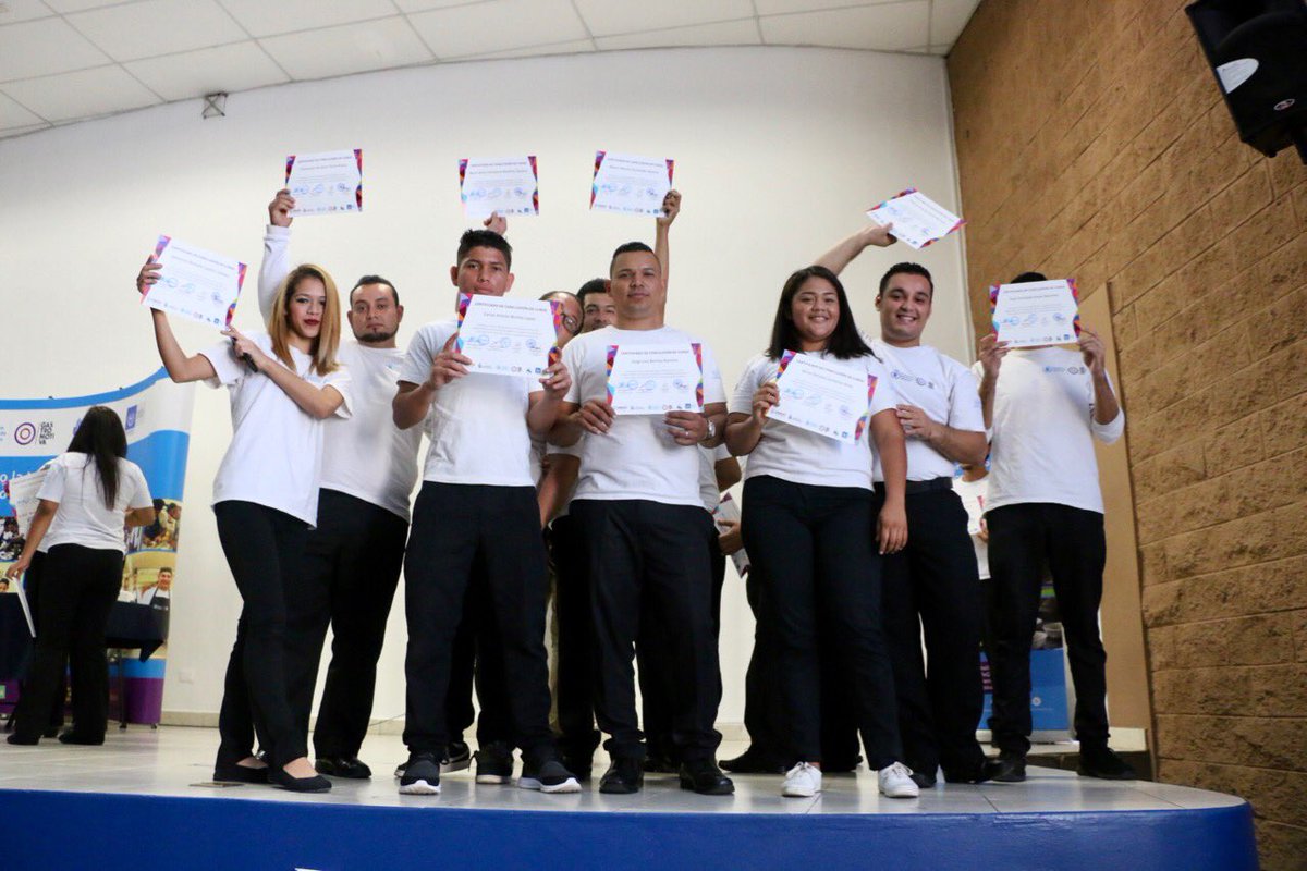 WFP_es's tweet photo. #WFP junto con sus socios celebra la graduación 🎓 de la segunda generación de jóvenes de WFP #Gastromotiva, curso profesional que utiliza el poder transformador de la comida 🍲 para brindar oportunidades a la juventud 👩🏽🍳👨🏽🍳 #CocinandoJuntos #ComidaQueTransforma #HambreCero https://t.co/DSpwUMS4I6