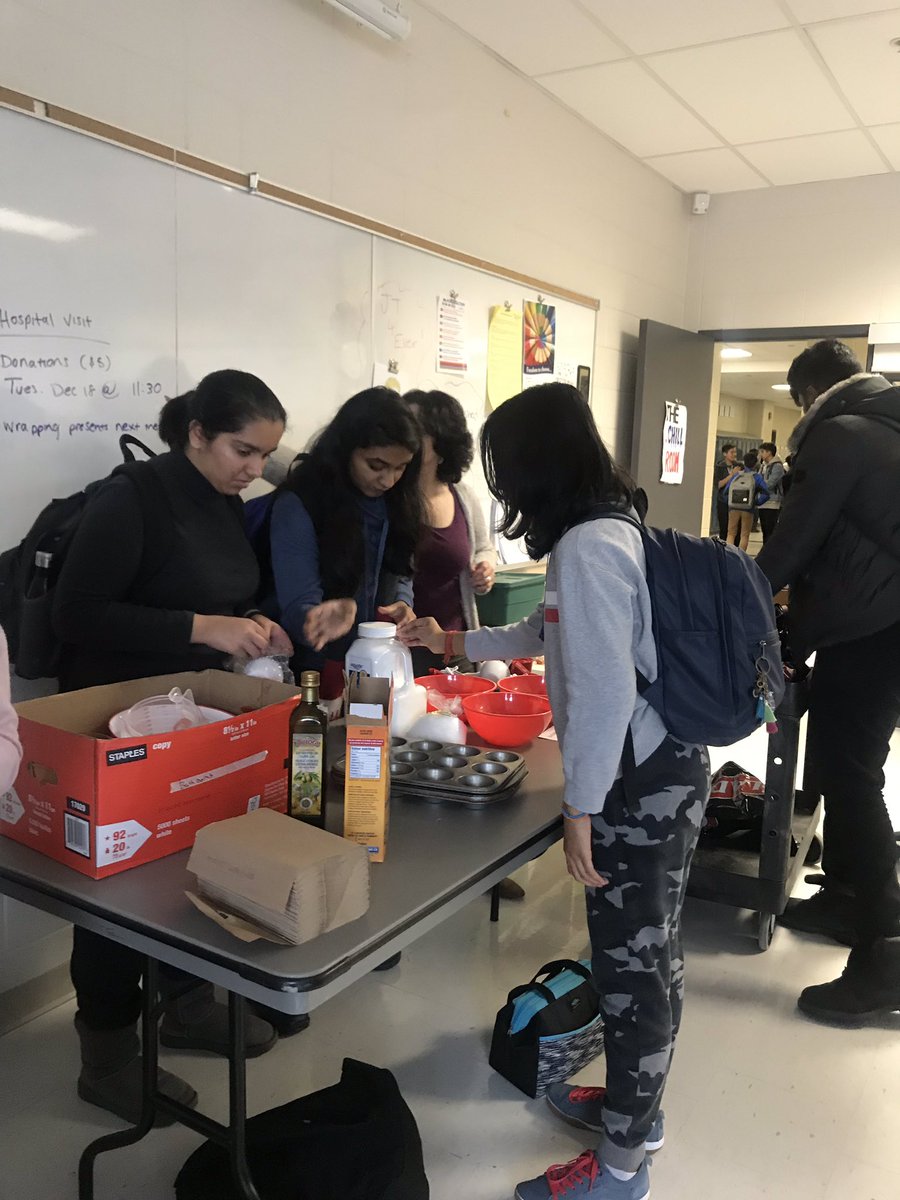 It was a great turnout this Wellness Wednesday! We had the opportunity to make bath bombs from scratch! 👩🏽‍🔬👨🏽‍🔬