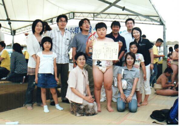 hma_circlelive's tweet photo. 【サークルライブまであと30日💫】

今日はなべたく！
幼少の頃から相撲を嗜んでいたため冠婚葬祭以外は裸で過ごしている。
お目汚し失礼いたします。
しかしこれは”裸(ら)”です。
サークルライブは”WA(わ)”です。
テストに出ます。
間違えのないように。
#HMACL2018 https://t.co/HRdbNwrwiv