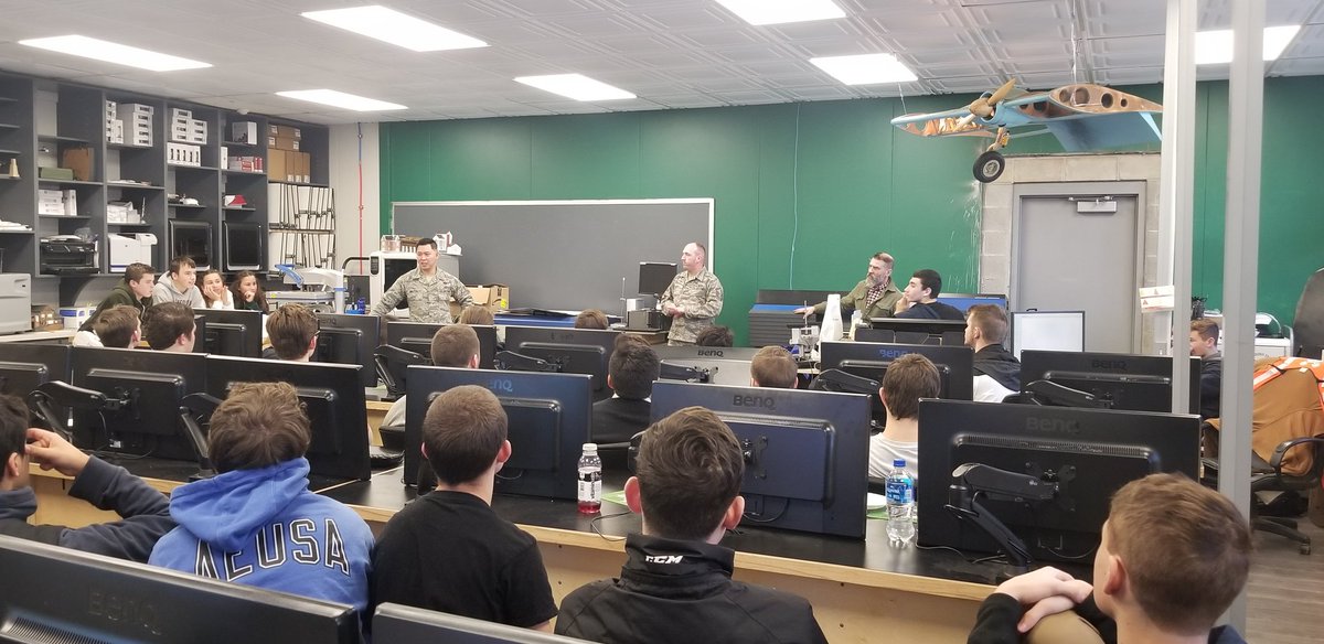 MrMacari's tweet photo. Lunch with the Air Force. A big thanks to Tech Sargent Nick Guyen for bringing pizza for the engineering kids.  They were really engaged and asking questions!  Just another way the SHS Engineering Academy tries to find careers that fit!  #Usaf #Smithfieldcte #shslegacy #BeGreat https://t.co/L3XXUZpZN6