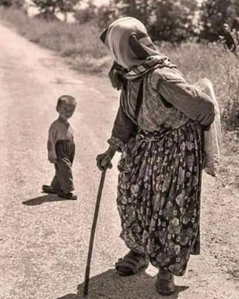 الفرق بينهما متر وسبعون سنة
هو ينظر للأمام ويخاف
وهي تنظر للخلف وتتمنى