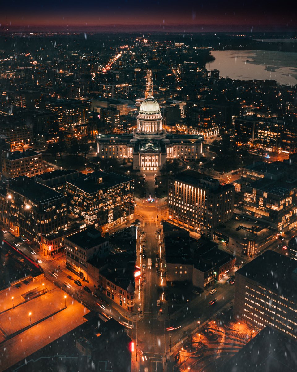 TheSamLi's tweet photo. Spent way too long perfecting this shot, but happy to say this is possibly the best picture I’ve ever taken 😍 #Wisconsin #MadisonWI https://t.co/AgjINpaCbz