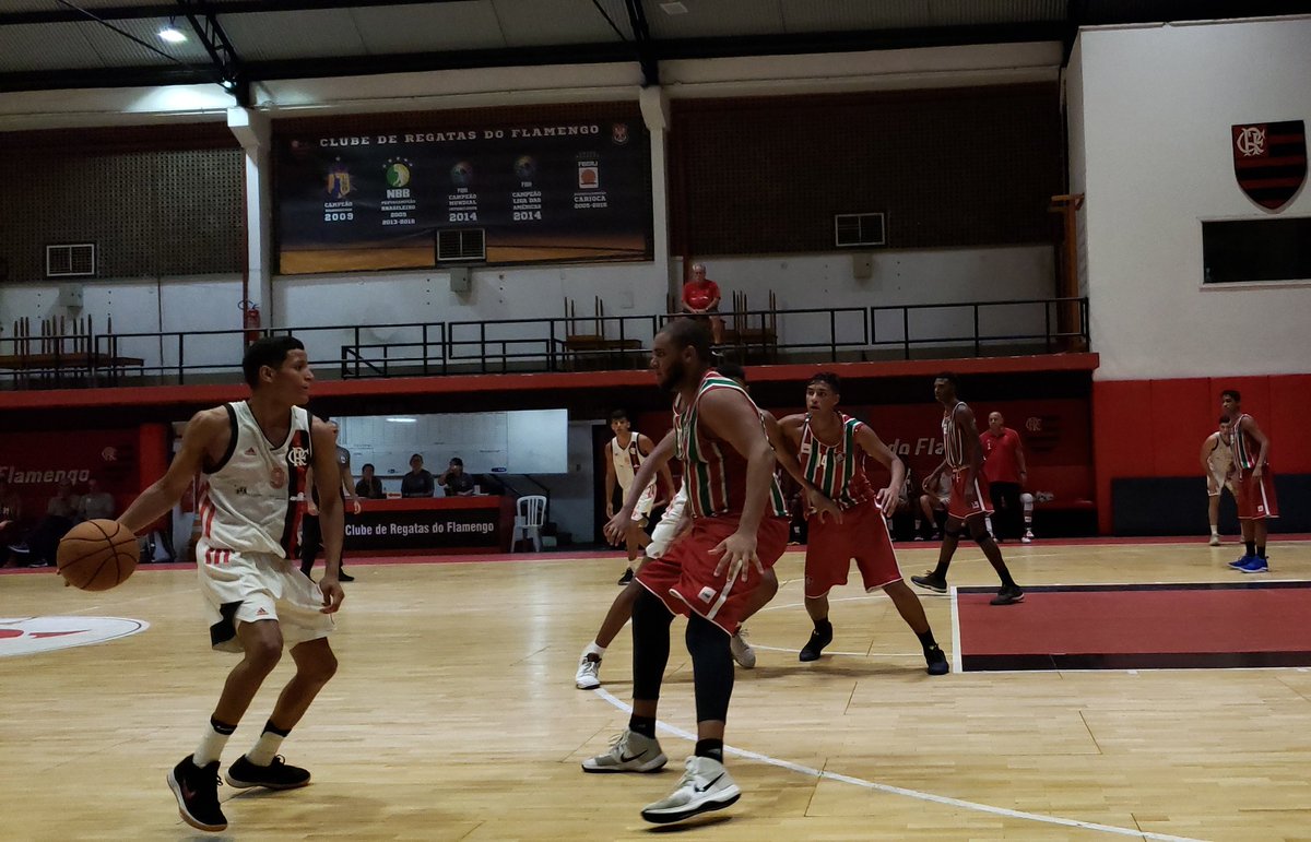 FIM DE JOGO NA GÁVEA! À frente do placar o tempo todo, os #CriasDaGávea venceram o Fluminense por 71 a 52 no primeiro duelo da decisão do Campeonato Estadual.
A partida da volta será amanhã, às 20h, também no Hélio Maurício. Avante, Mengão! #FlaBasquete