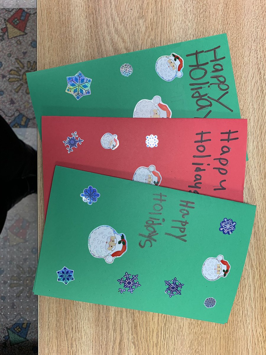 Thank you <a href="/MrsRussellCDP/">Mrs. Russell</a> and crew for the holiday cards ❤️💚
