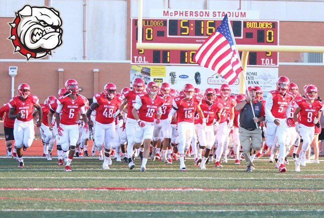 V_Pilcher10's tweet photo. Just wanna thank god for this opportunity and blessed to receive my first offer from McPherson College🙏🏾🙌🏾🔴⚪️ @MACBulldogsFB @CoachJFisc https://t.co/OEdxfMdXd1