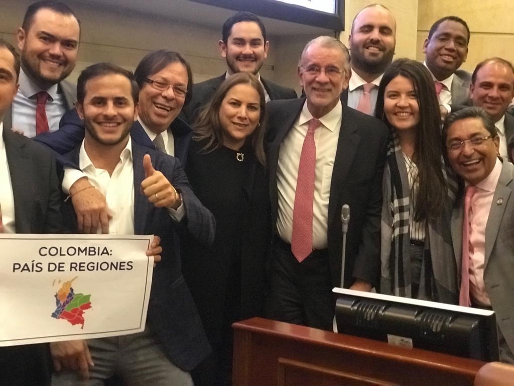 jormon26's tweet photo. Gobernador @veranodelarosa que con su perseverancia, liderazgo y respaldo regional, consiguió que @CamaraColombia aprobará Ley de Regiones, con espaldo de representantes como @clorduy @joseamarATL @marthavillalbah @JezBarraza y #ModestoAguilera https://t.co/qlTOG7gCTe