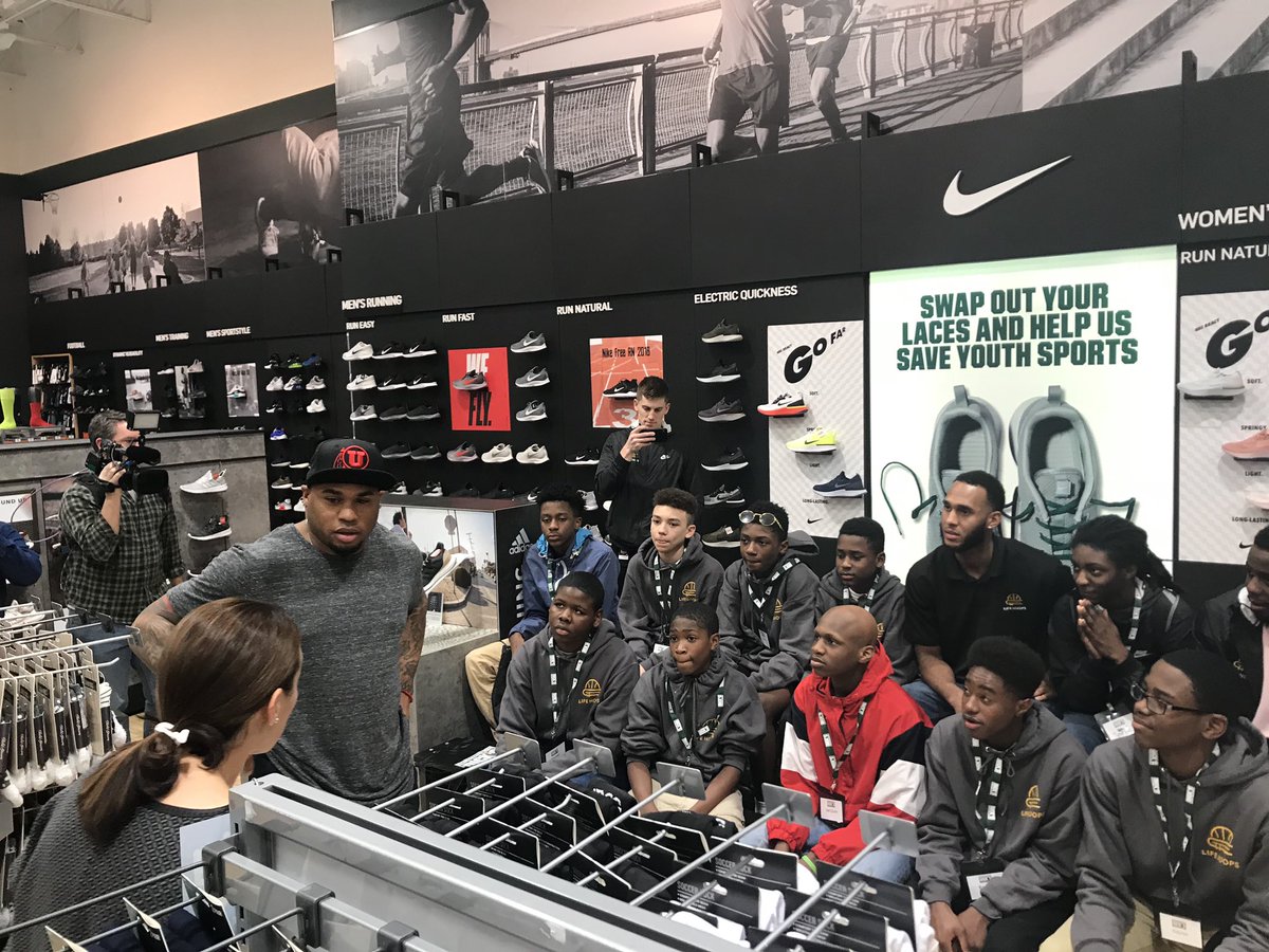 SteveSmithFDN's tweet photo. We partnered with @DICKS to host a holiday shopping event with kids from @LifeHoopsCLT. Participants received a $100 gift card, and Steve Smith matched personally with another $100. Thanks @DICKS and @ProCamps for the support! #Team89 🎁 https://t.co/6jRmbjTjUv