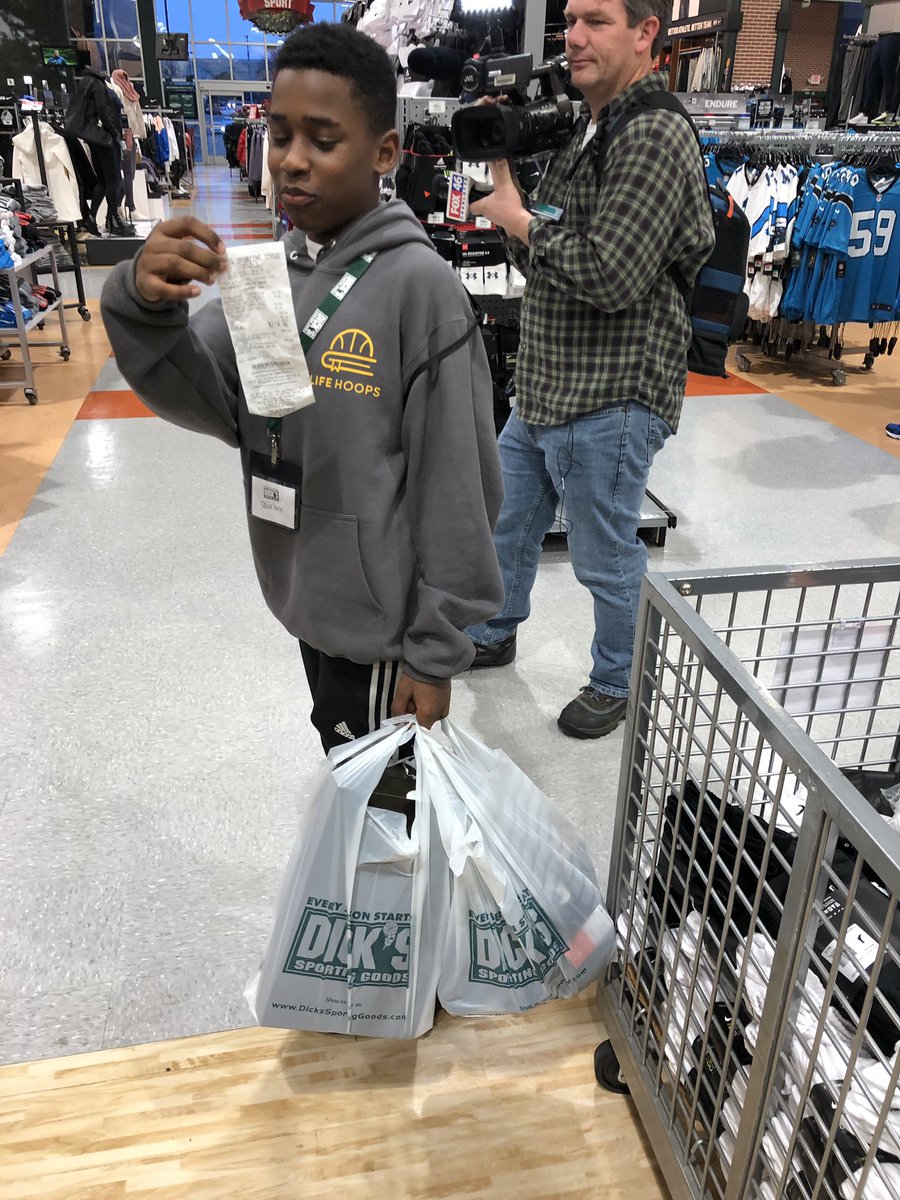 SteveSmithFDN's tweet photo. We partnered with @DICKS to host a holiday shopping event with kids from @LifeHoopsCLT. Participants received a $100 gift card, and Steve Smith matched personally with another $100. Thanks @DICKS and @ProCamps for the support! #Team89 🎁 https://t.co/6jRmbjTjUv