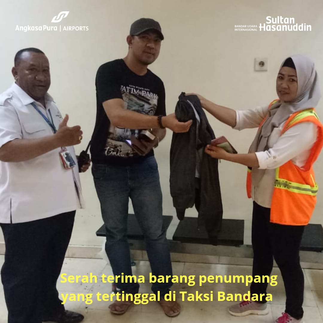 upg_ap1's tweet photo. 12/12/18 Petugas SHIAM dan Petugas Taksi Resmi Paskhas menyerahkan barang penumpang   yang tertinggal di dalam taksi kepada pemiliknya. 

Apabila Anda mengalami kejadian serupa,segara lapor ke @angkasapura172 / tlp ke 172
#shiam
#apairports https://t.co/b4UVMmB1va