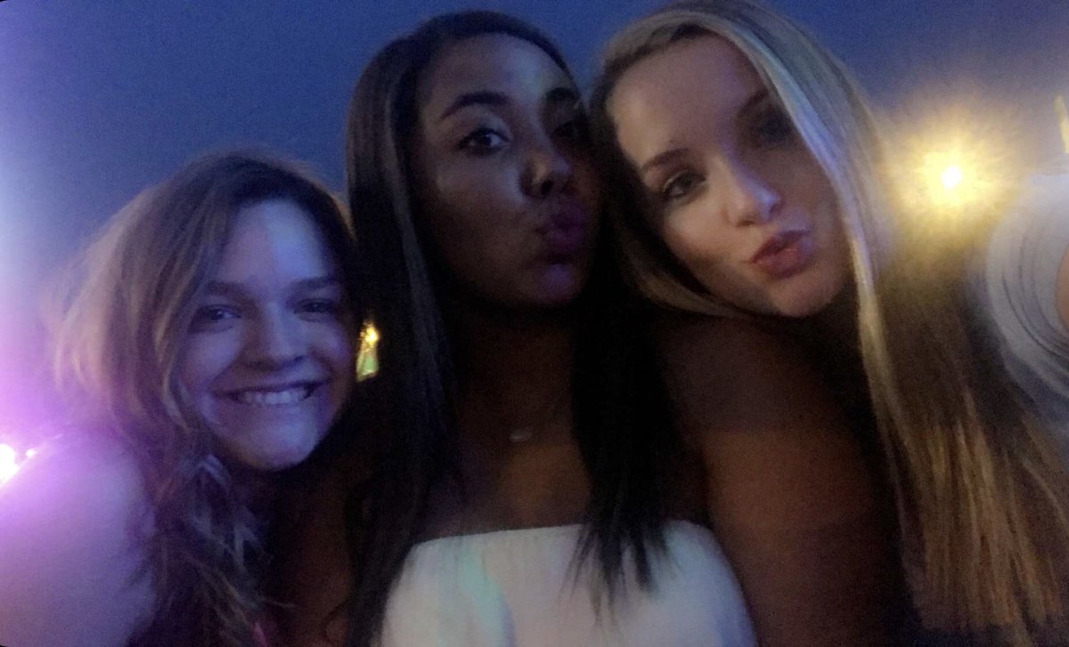 christyyycox's tweet photo. TINA! happy birthday girly, love you always 💛 so thankful for u 🌸 I hope u have a fun dayyy https://t.co/Xvxui7k3hj