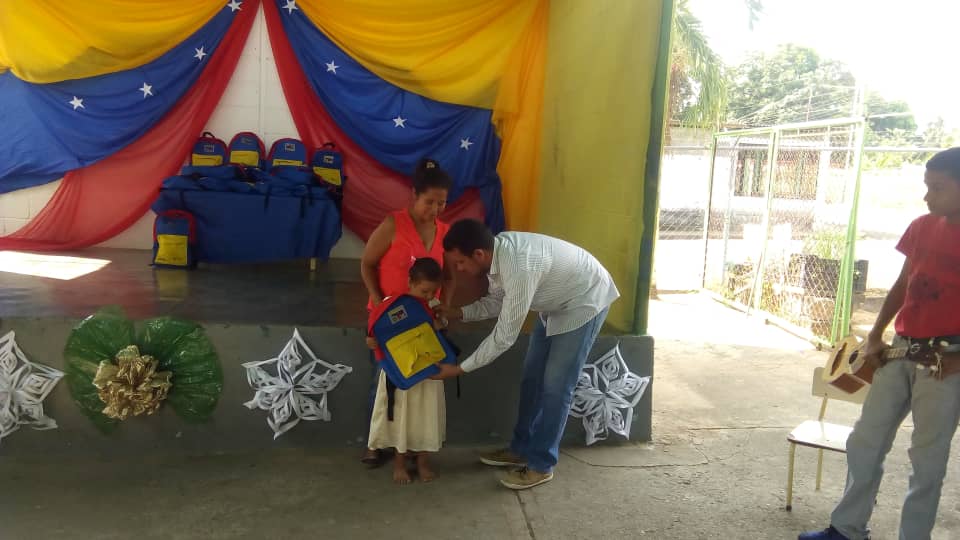 🏫🧒| Comprometidos con nuestros niños y niñas portugueseños  continuamos entregando morrales de educación inicial en la #UENSanRafaelDeLasGuasguas municipio #Guanare @MPPEDUCACION <a href="/RosangelaOrozco/">Rosangela Orozco</a> @JorgePerezVZLA <a href="/cen_araguaney/">araguaney</a> <a href="/rafaelcalles/">Rafael Calles</a>