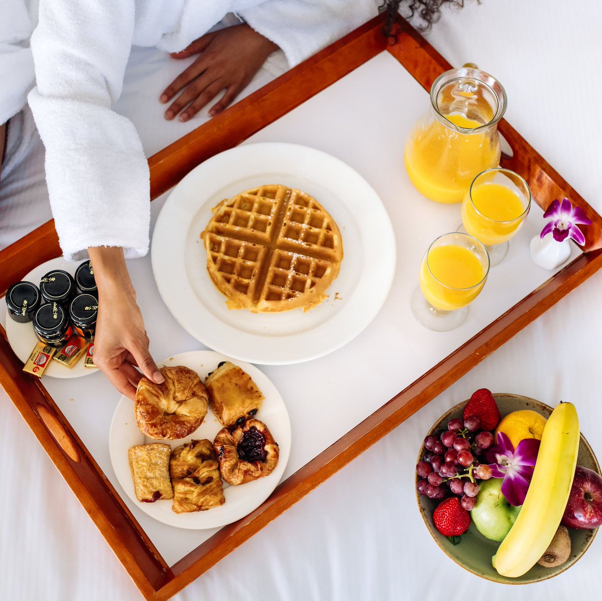 HiltonMiami's tweet photo. Make the most of your #weekendsinMiami with our #WeekendGetaway package. You'll enjoy late check out, #breakfast, #PremiumWiFi and more. Youβll see Saturday and Sunday in a whole new way! #FoundInMiami #MiamiHotelDeal #MiamiHotel https://t.co/mCtCt4R1HK https://t.co/15eF8Qk8HF