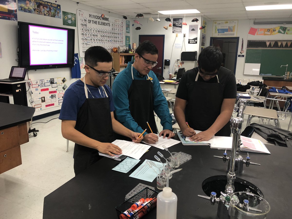 mldiaz21's tweet photo. Chemical reactions  #sehsthebest #labsafetyfirst https://t.co/scrHbI2dLc
