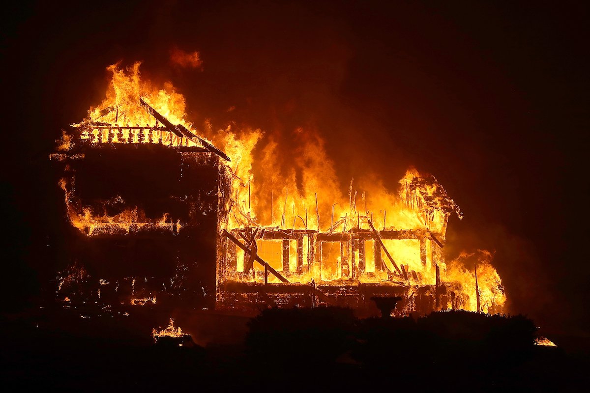 Gizmodo's tweet photo. California's fire chief suggests maybe it's time to stop building in wildfire hotspots https://t.co/kLsnlAuQk9 https://t.co/KSwpdFJPX4
