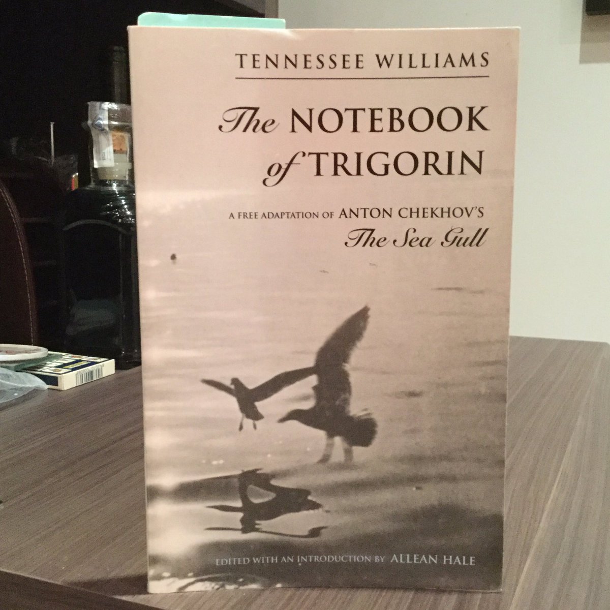 lucasfh1976's tweet photo. #anewdayhascome #comienzaunnuevodía Leyendo #TheNotebookOfTrigorin, la adaptación libre de #TennesseeWilliams de #LaGaviota de #AntonChekhov #teatro #leerteatro #dameteatroquemedalavida https://t.co/acJ9jrF55D