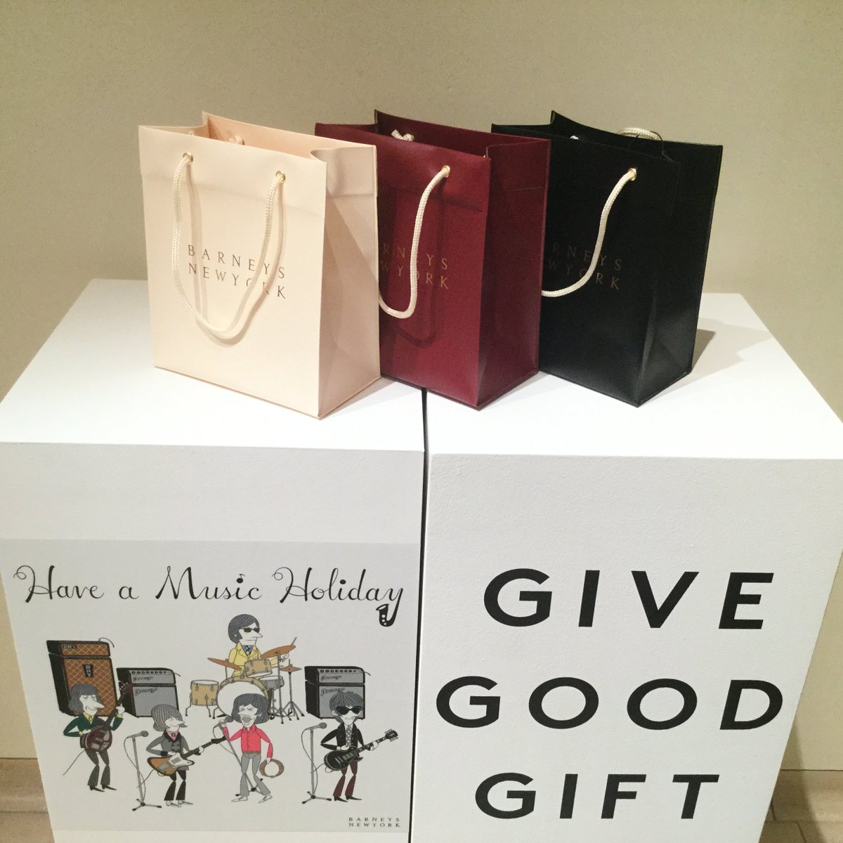 BARNEYS_JAPAN's tweet image. ＜バーニーズ　ニューヨーク＞のロゴトートバッグの新作は、上質な質感のPVC素材を使用したショッパータイプ。ラグジュアリーな配色なので、カジュアルなスタイルにもエレガントなスタイルにも合わせられます。ご友人やご家族へのギフトにも最適です。
#BARNEYSNEWYORK #LOGOBAG #GIFT #HOLIDAY