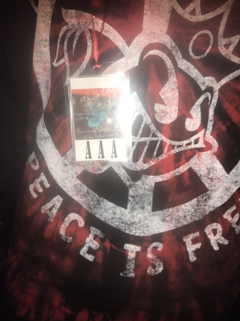EmiVMusic's tweet photo. I played the Barras last night ๐ณ๐๐... it really happened hu? Pinch me!! ๐๐โค๏ธ๐ถ @TheBarrowlands #aaa #barras #musicmatters #happinessmatters #youmatter #anons #blackstonecherryfan #peaceisfree https://t.co/JAgrxd6E8l