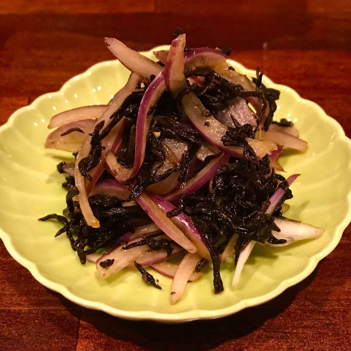 すぱいす暮らし 食事はバランスよく頂きたいですね みなさん海藻類は食べていますか 手軽に手に入る割にはあまり食べていないのでは 本日ひじきと紫玉ねぎのサラダを仕込みました ひじきは生で食べられるんですよ すぱいす効かせた仕上がりにし