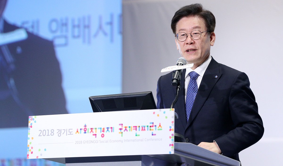 <특정소수의 이익 창출을 넘어 공익의 확대로>

오늘과 내일 ‘경기도 사회적경제 국제컨퍼런스’가 열립니다. 사회적경제가 전세계에 자리잡기를, 그리고 경기도가 이에 중추적인 역할을 할 수 있길 바랍니다. 세계 유수의 전문가분들을 비롯해 걸음하신 모든 분께 감사드립니다.