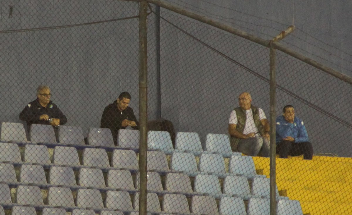 FredyHSoy502's tweet photo. #Apertura18 Julio González, Ronald González e Iván Sopegno observan el juego desde la General Sur.
@soy_502 https://t.co/bWyh3Lx6Mp