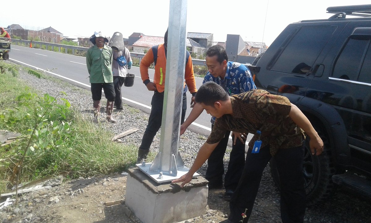 postsuararakyat's tweet photo. Kepala DPUPR Sugianto Kota Tegal, melalui Kabid PJU Sudjatmiko, saat tinjauan LPJU di sepanjang Jalur Lingkar Utara "Jalingkut" Kota Tegal @Dik_Yuliyanto @InfoPewarta @KemenPU @humasjateng @Herdian39353998 https://t.co/GsjBnNYFVl