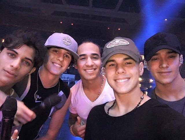 zabdiarrechame's tweet photo. felices 3 años chicoos no tienen idea de lo importante que son en mi vida, gracias por sacarme mas de una sonrisa, los amoo ,se que seran muchos años mas de éxitos,conciertos, etc ❤  y..
 " QUE ESTE CIRCULO SE MANTENGA SIEMORE UNIDO QUE NADA NI NADIE NOS SEPARE "
#3YearsCNCO https://t.co/9NLPm0L6vG