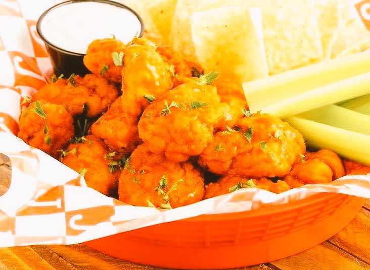 JeffersonsKU's tweet photo. Retweet for a shot at Free Boneless Wings for a Year! We open at 10:30 Saturday at both @JeffersonsKU locations for the game so get ya spot and let’s watch the biggest game of the year so far together! #lfk https://t.co/MXtNNKuYY6