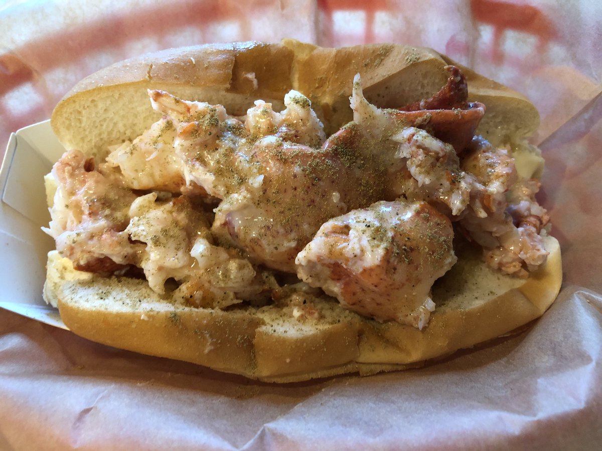 Lobster roll 🦞🍞 #lobsterroll #boston #DeliciousDecember