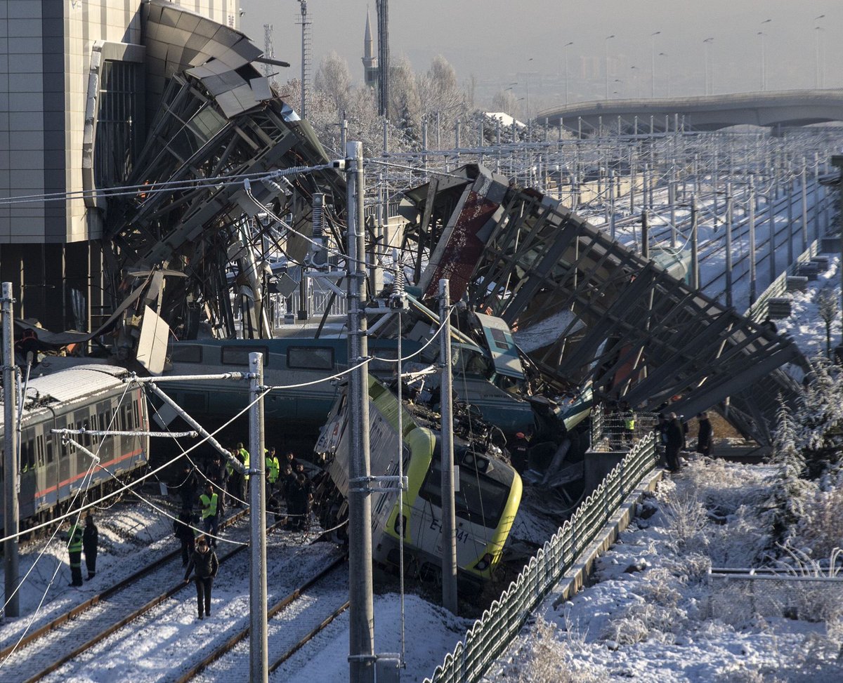 KerimogluO's tweet photo. Ankara’da meydana gelen Yüksek Hızlı Tren kazasında hayatını kaybeden vatandaşlarımıza Allah'tan rahmet, yaralılarımıza acil şifalar diliyorum.
Milletimizin başı sağolsun. https://t.co/8n5e6Kdb1F