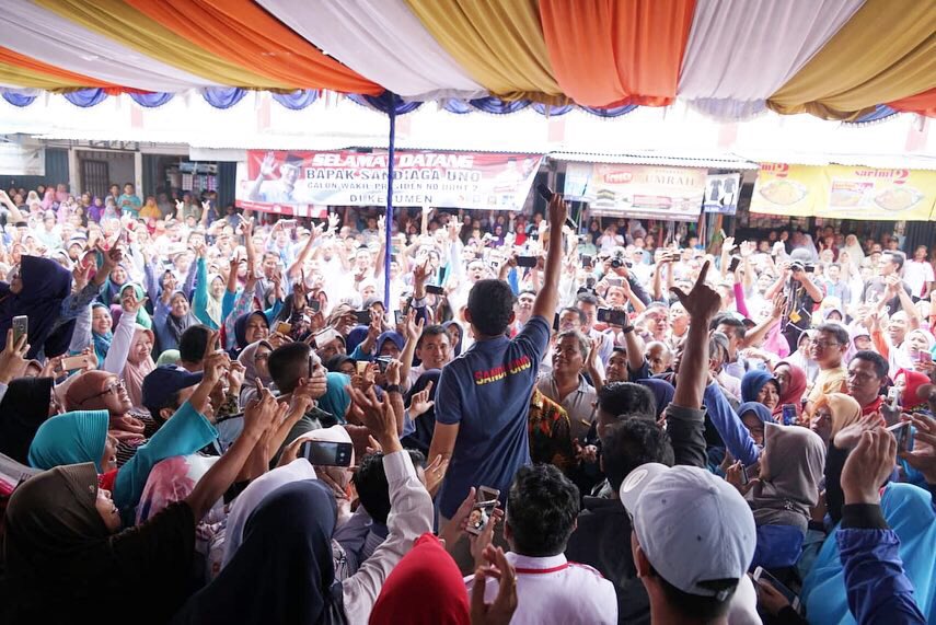 sandiuno's tweet photo. Mengunjungi Pasar Petanahan di Kab. Kebumen. Saya tidak pernah menyangka setiap kali kunjungan ke pasar, sambutannya selalu luar biasa. Insya Allah, Prabowo-Sandi tidak akan mengecewakan harapan para pembeli dan pedagang pasar, yakni harga-harga yang lebih terjangkau dan stabil. https://t.co/KAwDBhTQVM