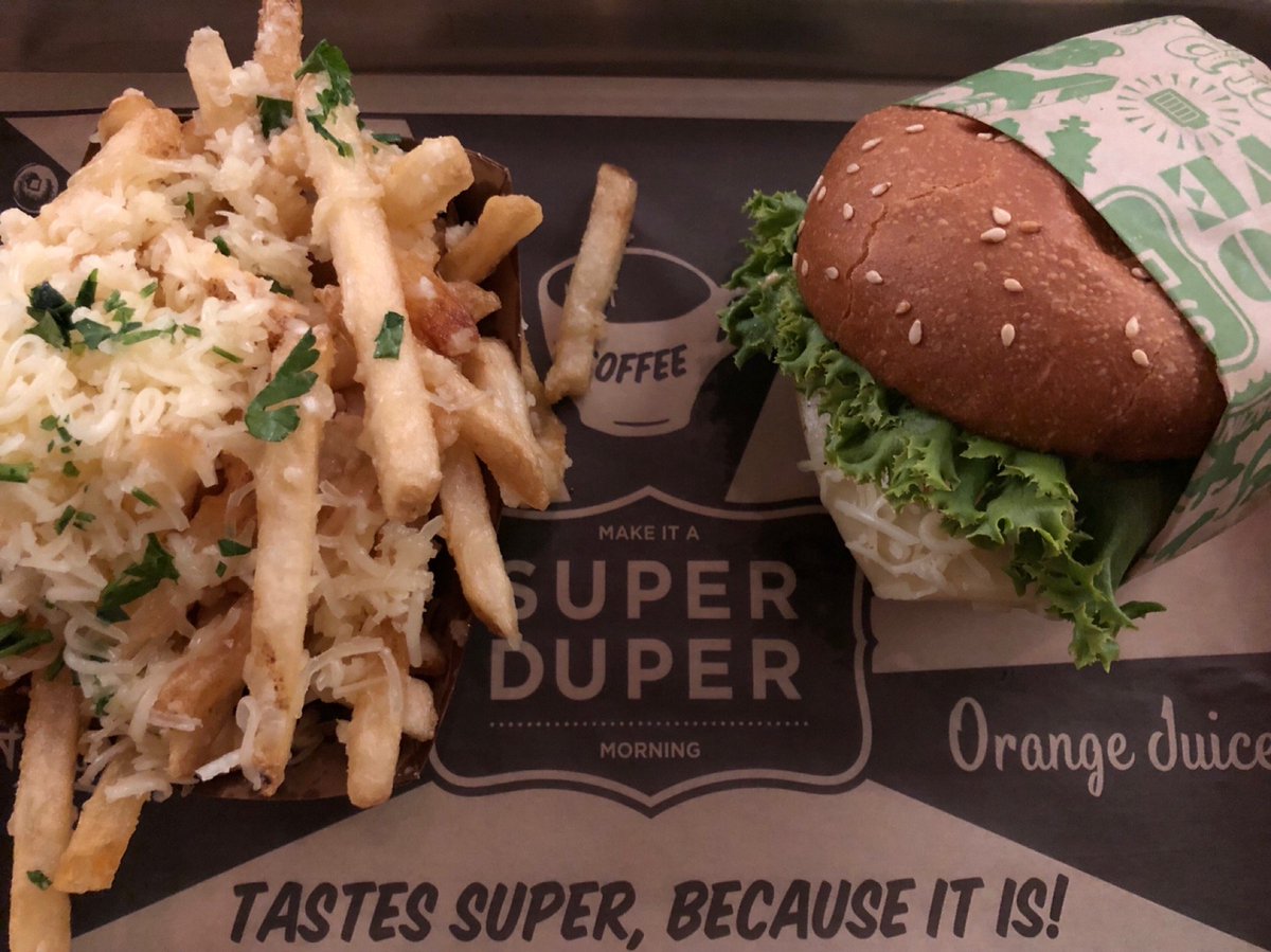 Is dat knoflook? Yep! De Super Duper four cheeses cheeseburger met garlic fries 😋 (@ Super Duper Burgers - @superdupersf in San Francisco, CA) swarmapp.com/c/9k6aeScSW44