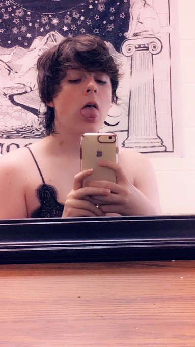 2 pic. Old pics but I like them. #Femboy #traps #gay #asspics #tumblrisdead https://t.co/w67JikIvhn