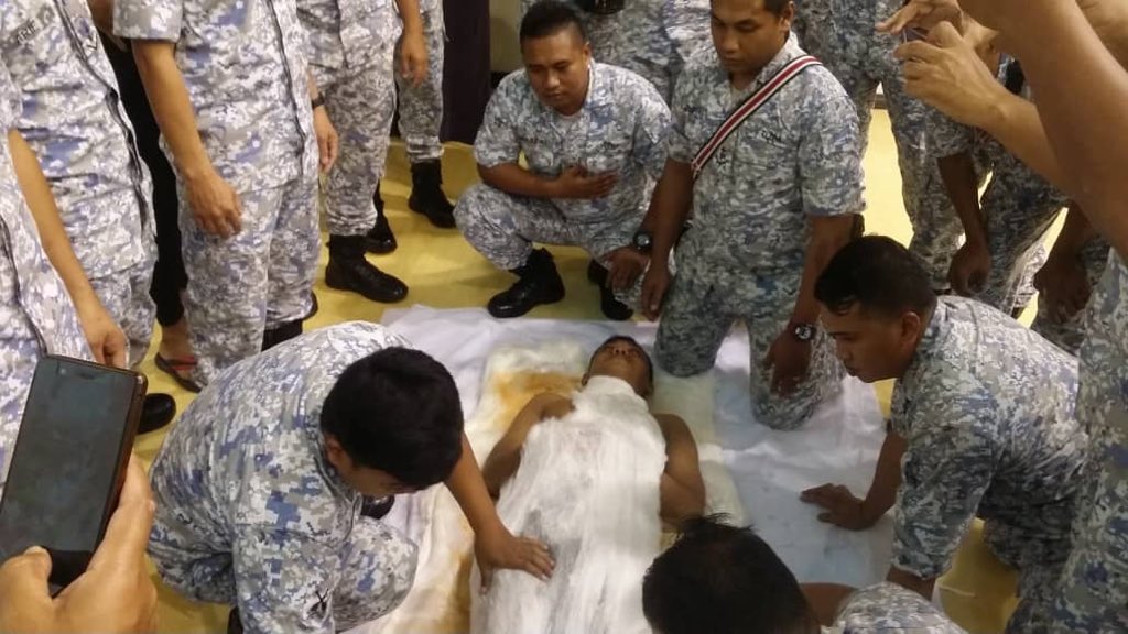 Dalam usaha memperkukuh jati diri dan kredibiliti #NavyPeople , <a href="/KdSriTawau/">KD SRI TAWAU</a> menganjurkan Kursus Pengurusan Jenazah yang disertai oleh 70 orang anggota KDST, <a href="/timpstltawau/">PSTL TAWAU</a> dan <a href="/pltsr2015/">Pangkalan Laut Tun Sharifah Rodziah</a> 

<a href="/MPA_Timur/">HQ Eastern Fleet</a> 
<a href="/mawilla2/">MAWILLA 2</a>